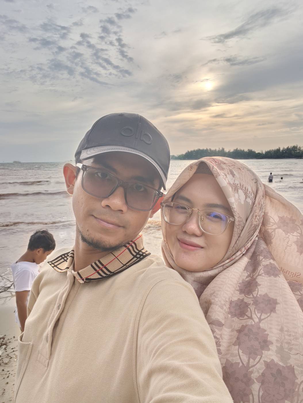 Selfie berdua saat senja di pantai