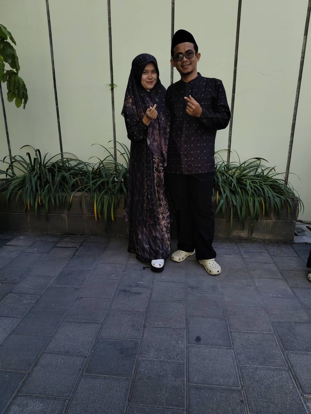 Berdua memakai batik couple sambil finger heart
